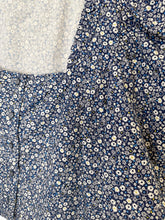 Load image into Gallery viewer, Cotton Daisy Print Cropped Button Front Blouse
