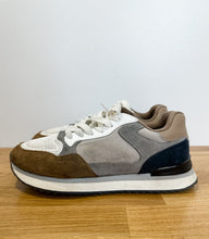 Load image into Gallery viewer, Royal Mile Sneakers (with box)
