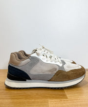 Load image into Gallery viewer, Royal Mile Sneakers (with box)
