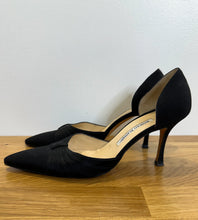 Load image into Gallery viewer, Satin Pointed Toe Pumps
