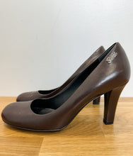 Load image into Gallery viewer, Leather Round Toe Pumps
