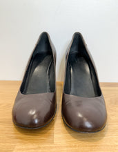 Load image into Gallery viewer, Leather Round Toe Pumps
