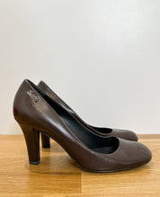 Load image into Gallery viewer, Leather Round Toe Pumps
