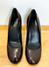 Load image into Gallery viewer, Leather Round Toe Pumps
