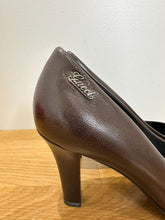 Load image into Gallery viewer, Leather Round Toe Pumps
