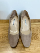 Load image into Gallery viewer, Okkatopla 50 Suede Pumps (orig. $745)
