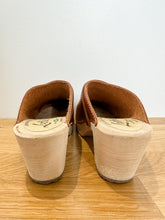 Load image into Gallery viewer, Leather Clogs (NEW)
