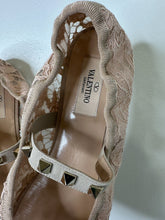 Load image into Gallery viewer, Lace Rockstud Ballet Flats (NEW)
