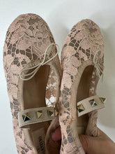 Load image into Gallery viewer, Lace Rockstud Ballet Flats (NEW)
