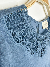 Load image into Gallery viewer, Linen Tee with Lace Collar
