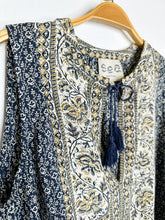 Load image into Gallery viewer, Silk Floral Print Flowy Sleeveless Blouse
