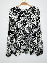 Load image into Gallery viewer, Tropical Print Long Sleeve V-Neck Top
