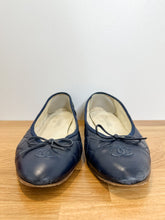 Load image into Gallery viewer, Quilted Interlocking CC Logo Leather Ballet Flats

