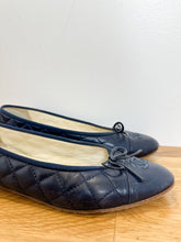 Load image into Gallery viewer, Quilted Interlocking CC Logo Leather Ballet Flats
