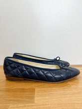 Load image into Gallery viewer, Quilted Interlocking CC Logo Leather Ballet Flats
