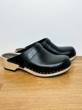 Load image into Gallery viewer, Low Leather Clogs
