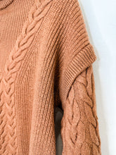 Load image into Gallery viewer, Merino Wool Cable Knit 1/4 Zip Sweater

