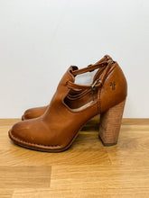 Load image into Gallery viewer, Leather Margaret Stacked Heel Shoe
