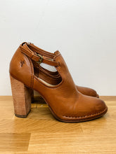 Load image into Gallery viewer, Leather Margaret Stacked Heel Shoe
