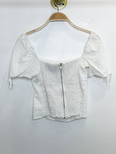 Load image into Gallery viewer, Linen Puff Sleeve Cropped Top

