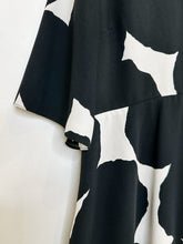 Load image into Gallery viewer, Abstract Print Half Sleeve Shift Dress

