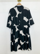 Load image into Gallery viewer, Abstract Print Half Sleeve Shift Dress
