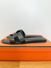Load image into Gallery viewer, Oran H Logo Slides (AS IS: needs new rubber resole, prob $50)
