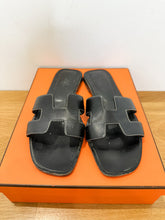 Load image into Gallery viewer, Oran H Logo Slides (AS IS: needs new rubber resole, prob $50)
