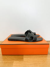 Load image into Gallery viewer, Oran H Logo Slides (AS IS: needs new rubber resole, prob $50)

