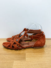 Load image into Gallery viewer, Woven Suede Flat Sandals
