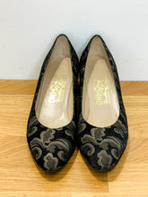 Load image into Gallery viewer, Brocade Low Pumps
