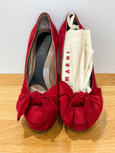 Load image into Gallery viewer, Suede Platform Bow Pumps
