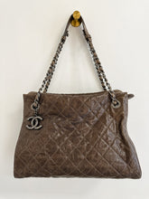 Load image into Gallery viewer, CC Crave Shoulder Bag Quilted Glazed Caviar Medium
